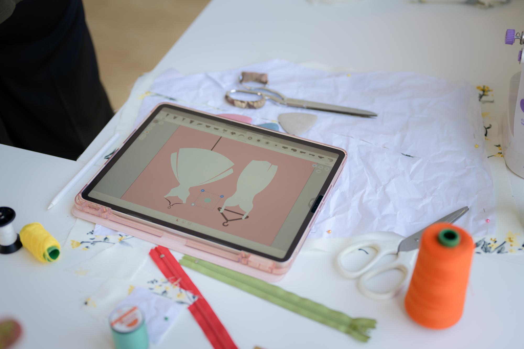 Studio digitale con campioni di ricamo